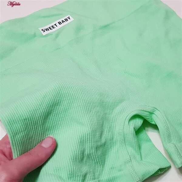 ست نیم تنه و شلوارک ورزشی زنانه ماییلدا مدل پددار بدون فنر کد 4580 رنگ سبز روشن