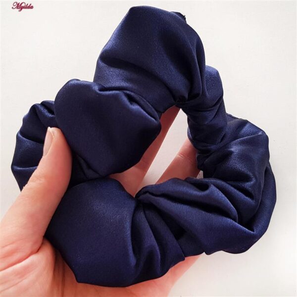 لباس خواب زنانه لورنزا مدل ساتن بند گلدار بغل نردبانی کد 4715-2041 رنک سرمه ای به همراه کش مو