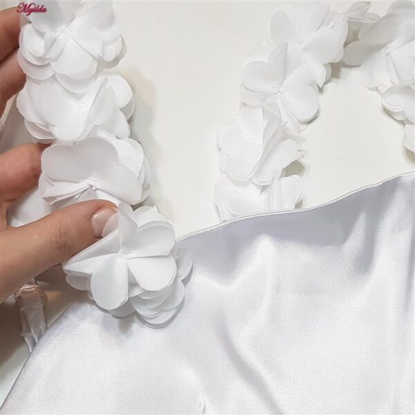 لباس خواب زنانه لورنزا مدل ساتن بند گلدار بغل نردبانی کد 4715-2004 رنگ سفید به همراه کش مو