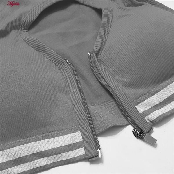 ست نیم تنه و شلوارک ورزشی زنانه ماییلدا مدل زیپ دار پشت چین دار کد 5243-8319 رنگ طوسی