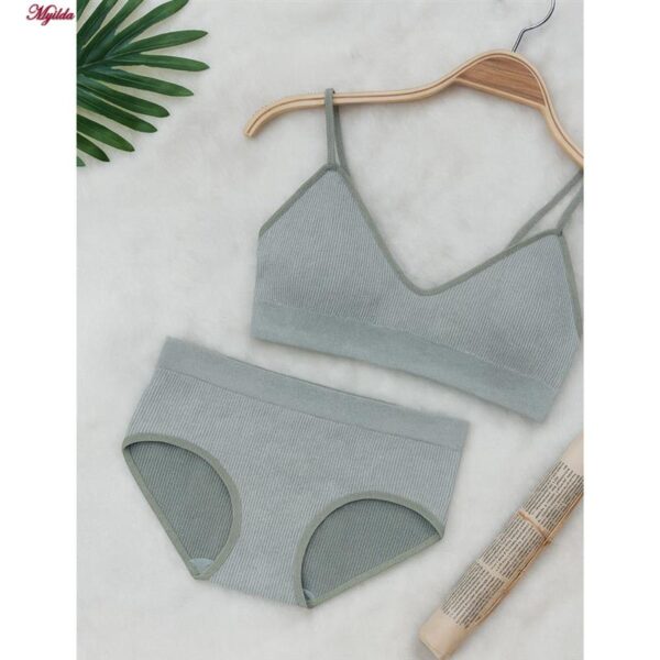 ست شورت و نیم تنه ورزشی زنانه ماییلدا مدل 5368