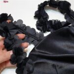 لباس خواب زنانه لورنزا مدل ساتن بند گلدار بغل نردبانی کد 4715-2000 رنگ مشکی به همراه کش مو