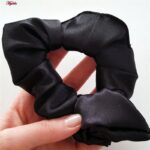 لباس خواب زنانه لورنزا مدل ساتن بند گلدار بغل نردبانی کد 4715-2000 رنگ مشکی به همراه کش مو