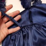 لباس خواب زنانه لورنزا مدل ساتن بند گلدار بغل نردبانی کد 4715-2041 رنک سرمه ای به همراه کش مو