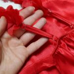 لباس خواب زنانه لورنزا مدل ساتن بند گلدار بغل نردبانی کد 4715-2005 رنگ قرمز به همراه کش مو