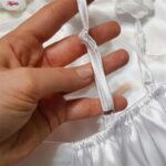 لباس خواب زنانه لورنزا مدل ساتن بند گلدار بغل نردبانی کد 4715-2004 رنگ سفید به همراه کش مو