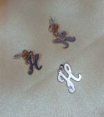 ست گوشواره و پلاک حروف انگلیسی - Image 2