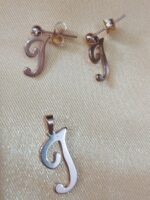 ست گوشواره و پلاک حروف انگلیسی - Image 5