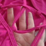 کراپ‌ تی‌شرت آستین بلند زنانه مدل پشت بندی کد 5228-609P رنگ سرخابی